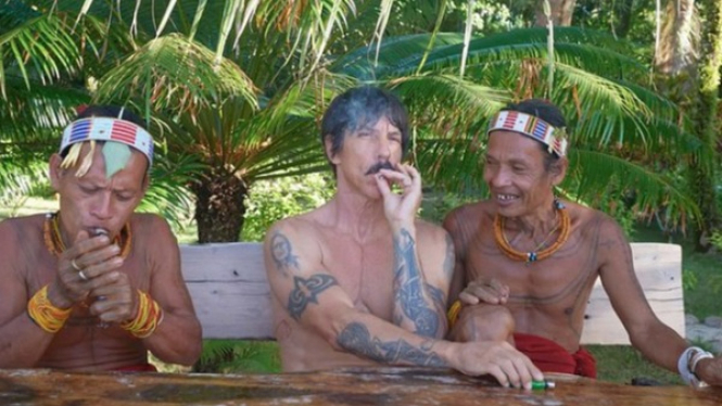 Vokalis RHCP, Anthony Kiedis liburan di Pulau Mentawai