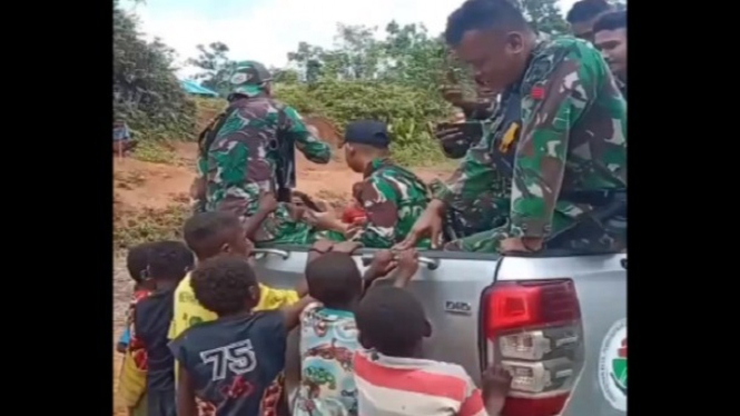 Bocah Papua adang rombongan TNI