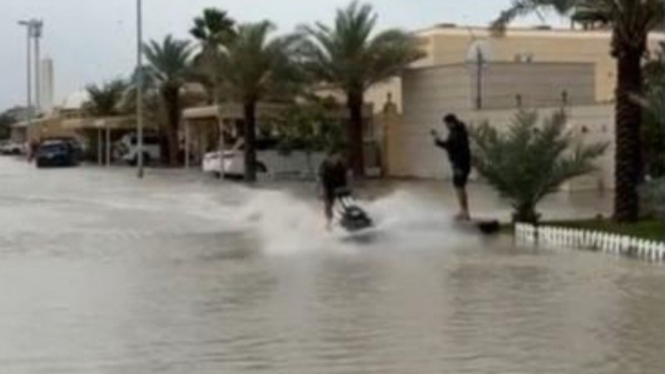Potret kelakuan warga Dubai ditengah banjir