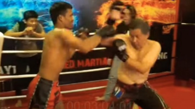 Rocky Gerung (kanan) lawan Suwardi MMA. Kini ditantang Hotman Paris