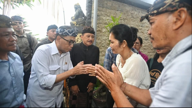 Menhub Budi Karya Sumadi mengunjungi keluarga almarhum di Bali