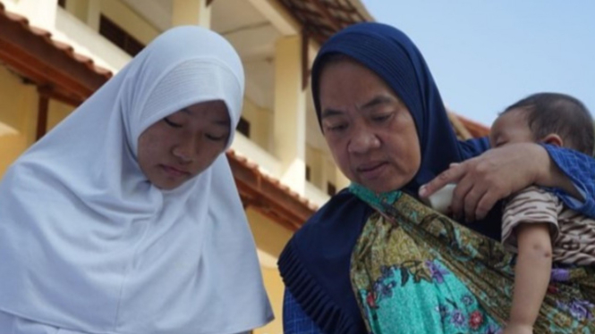 Orang Tua Murid Mengantarkan Anaknya Unutk Mendaftar Sekolah Negeri