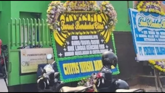 Potret karangan bunga di SMK Lingga Kencana Depok