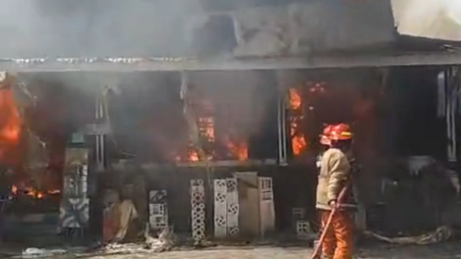 Kebakaran toko material dekat poll PPD Depok