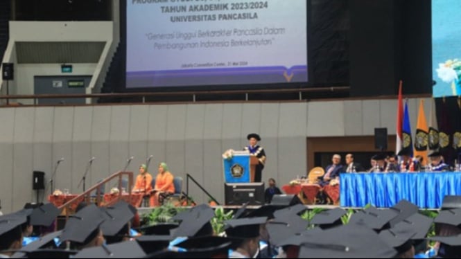 Wisudawan Universitas Pancasila atau UP