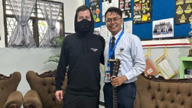 Dj Alan Walker bersama guru SMA Al Azhar Medan