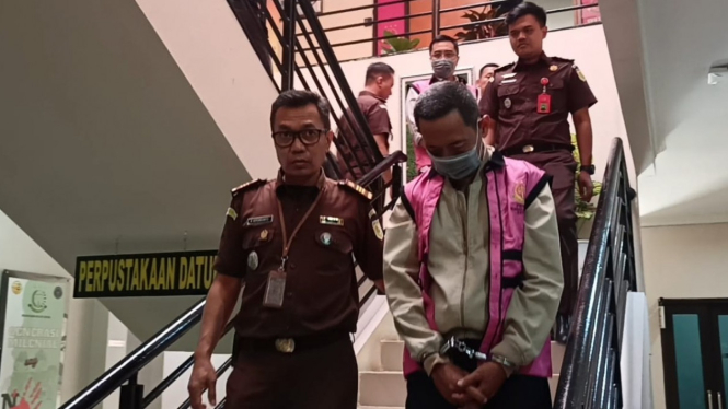 Kejari Depok giring 2 tersangka korupsi UPN Veteran Jakarta