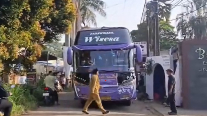 Seorang Guru Menghadang Bus Pariwisata