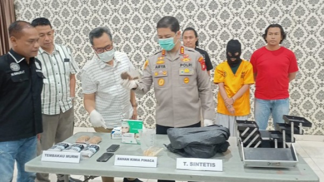 Polisi bongkar sindikat narkoba modus tembakau sintetis di Depok