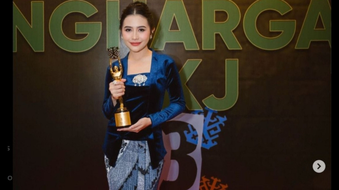 Gaya Prilly Latuconsina saat Menerima Penghargaan IKJ Awards