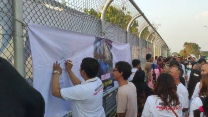 Potret aksi solidaritas warga Cirebon di Jembatan Talun