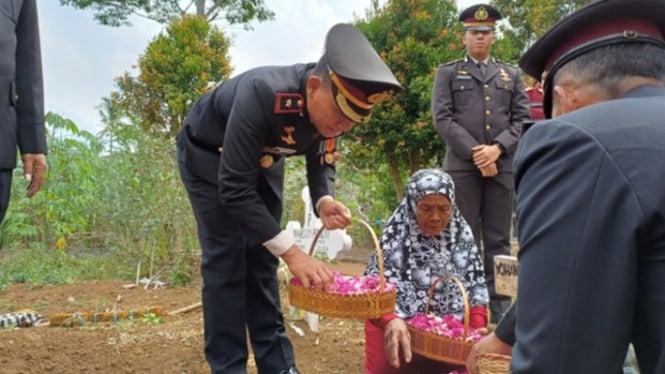 Polres Malang ziarah ke makam korban tragedi Kanjuruhan