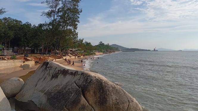 Destinasi Wisata Pantai Pasir Panjang di Kalimantan Barat