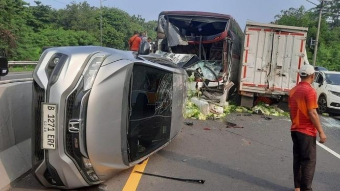 Kecelakaan Beruntun masih ditangani