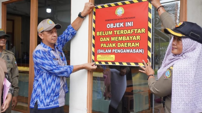 Tim Penertiban Pajak Kota Pontianak Segel Restoran Nunggak Pajak