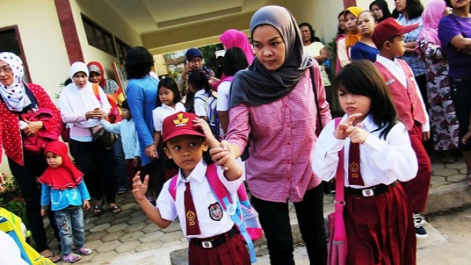 Ilustrasi hari pertama sekolah di Depok