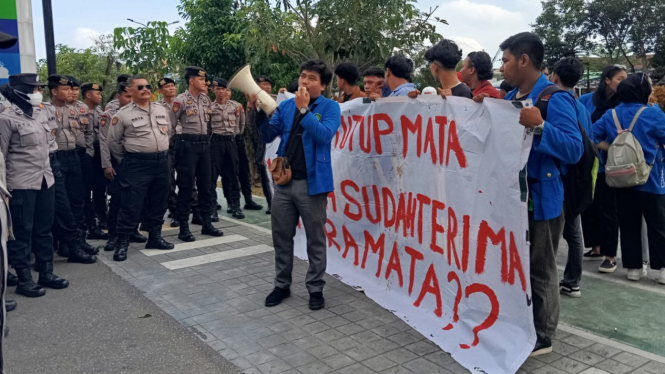 Mahasiswa Demo Kejati Kalbar Kasus Dana Hibah Mujahidin Pontianak