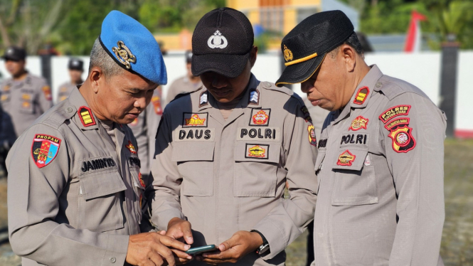 Propam Polres Kayong Utara Periksa Handphone Personil