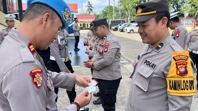 Propam Polresta Pontianak Periksa Kelengkapan Surat Personil