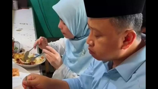 Calon Walikota Depok Supian Suri Menjajal Kuliner Warteg