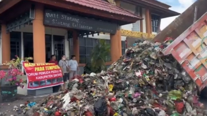 Warga Gelar Aksi Protes Buang Sampah di depan Kantor Bupati Sintang