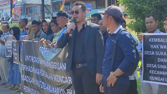 Warga menggelar aksi unjuk rasa di Polres Ketapang