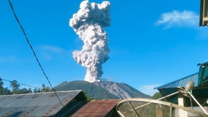 Gunung Ibu mengeluarkan abu vulkanis