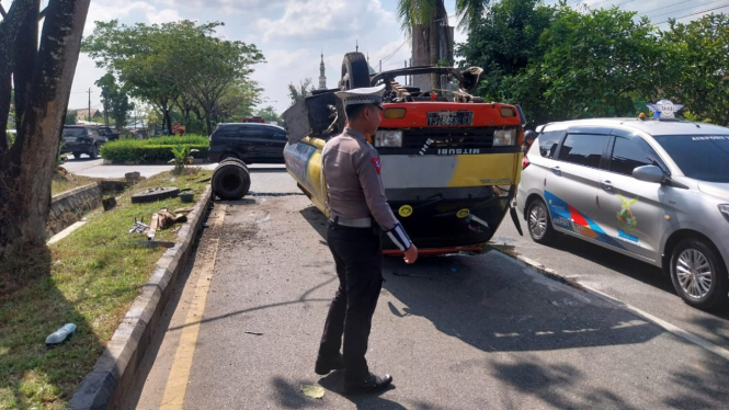 Truk Tangki Terguling di Jalan Arteri Supadio Kubu Raya