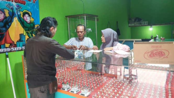 Budi Imam Saputra pemilik Kios Budi Gemstone