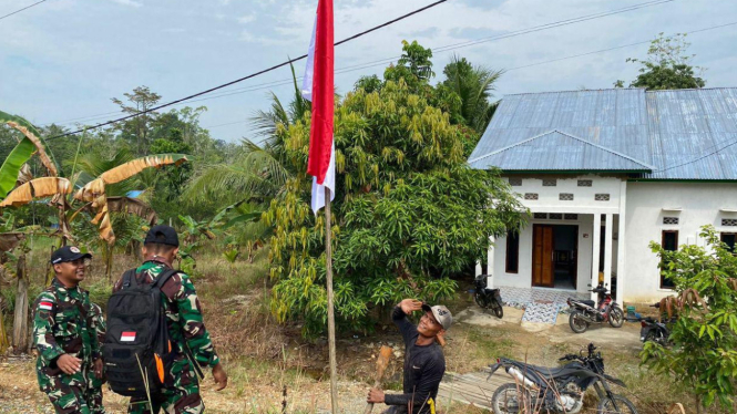 Warga Perbatasan Malaysia Kibarkan Bendera Merah Putih