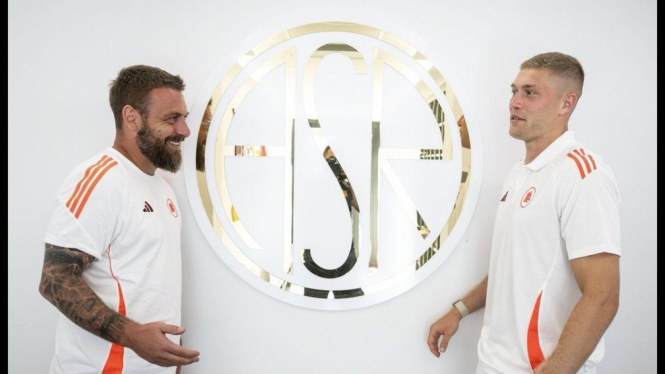 Artem Dovbyk bersama Daniele De Rossi