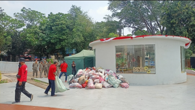 PDIP kirim sampah ke kantor Walikota Depok