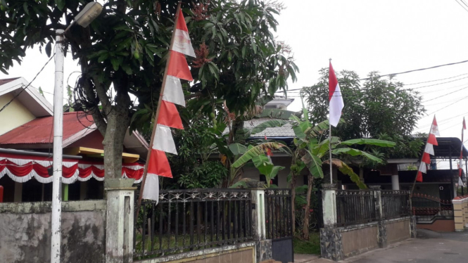 HUT RI ke-79 Warga Pontianak Pasang Bendera dan Umbul-umbul