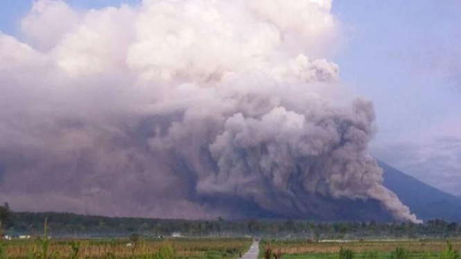 Gunung Semeru erupsi kembali