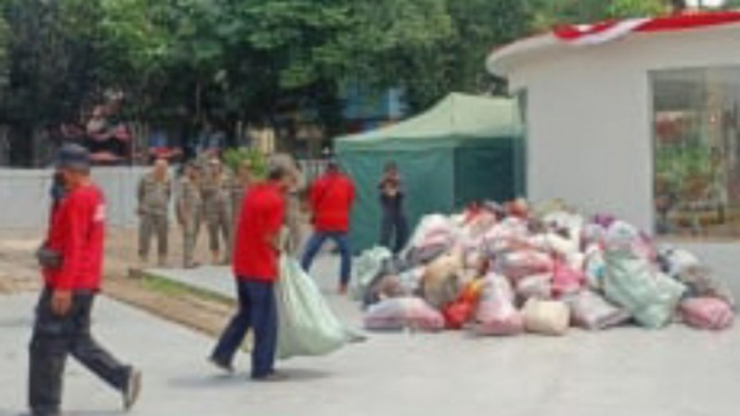 Potret aksi kader PDIP di depan kantor Walikota Depok