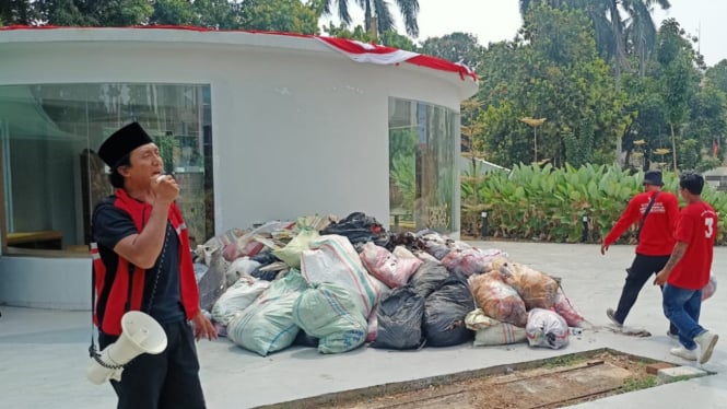 Sejumlah kader PDI Perjuangan bawa sampah ke kantor wali kota