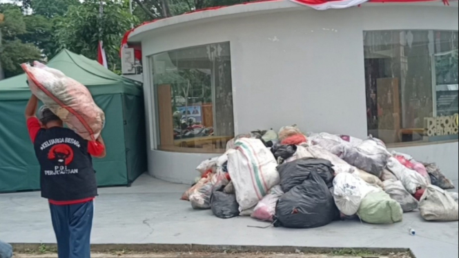 PDIP titip sampah di kantor Wali Kota Depok