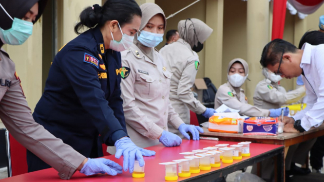 Divisi Propam Polri Tes Urine Personel Polresta Pontianak