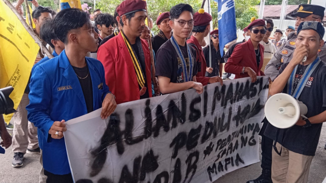 Aliansi Mahasiswa Peduli Kalbar demo BBM langka di Pertamina Pontianak