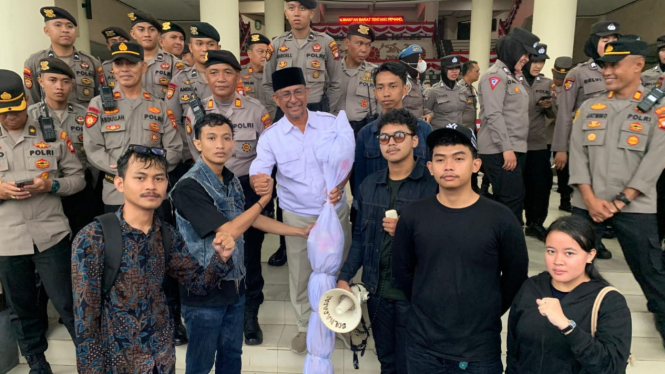 BEM SI Kalbar Demo Tolak RUU TNI dan UU Polri di DPRD Kalbar