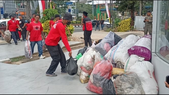 Aksi PDIP titip sampah ke kantor Wali Kota Depok