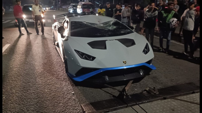 Mobil Lamborghini dengan Plat Nomor Cantik Diduga Tabrak Pemulung