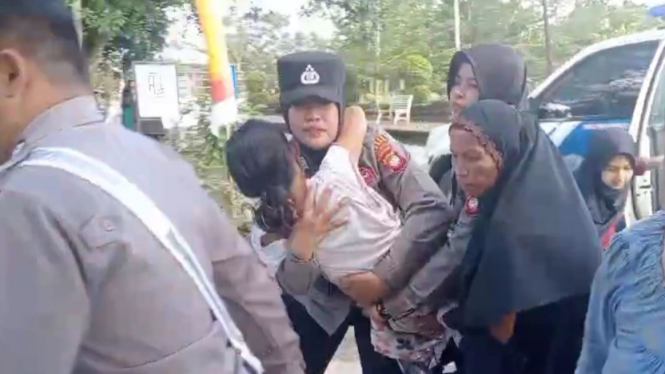 Seorang ibu melahirkan di dalam mobil Patroli Polres Sambas