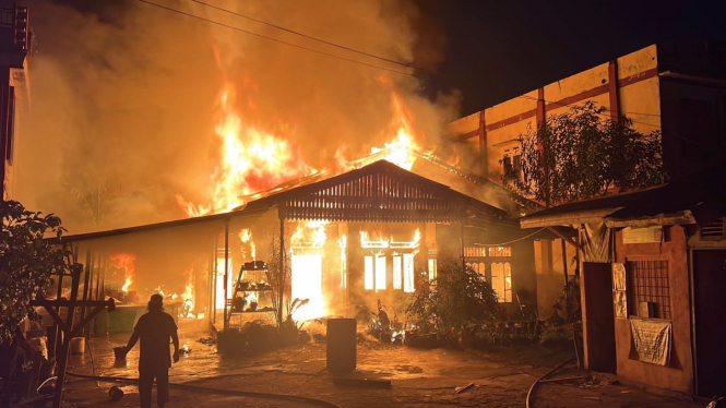 Kebakaran Satu Unit Rumah Kayu di Kubu Raya