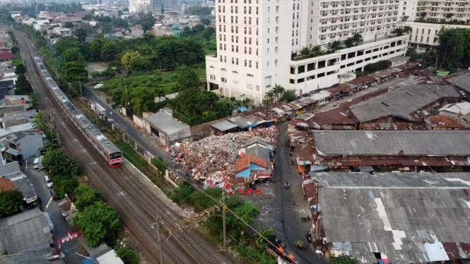 Photo udara tumpukan gunungan sampah setinggi 7 meter