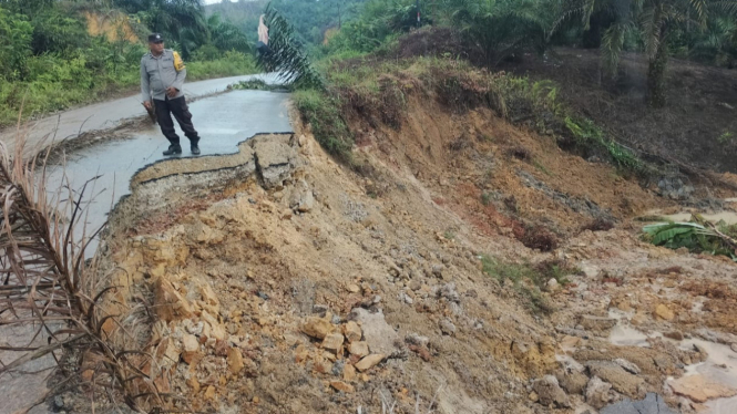 Jalan Penghubung Dua Desa di Kabupaten Landak Longsor