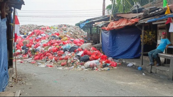 Tumpukan sampah di Pasar Kemirimuka Depok