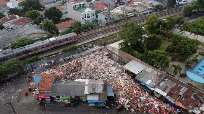 Penampakan gunungan sampah di Pasar Kemirimuka Depok