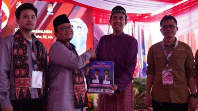 Pasangan Maulana-Diza resmi mendaftar ke KPU Kota Jambi