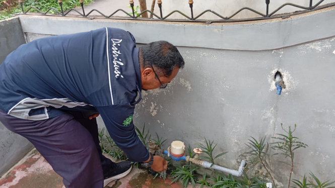 Petugas PDAM Pontianak mengecek jaringan air